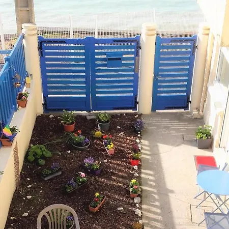 Apartman Studio In With Wonderful Sea View Furnished Garden And Wifi 500 M From The Beach